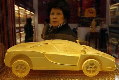 Ferrari Enzo fundido en oro macizo