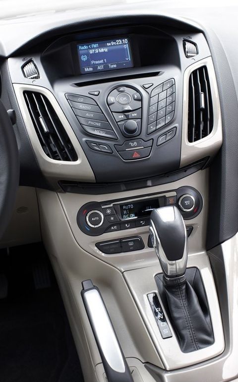 Ford-Focus_2011_11